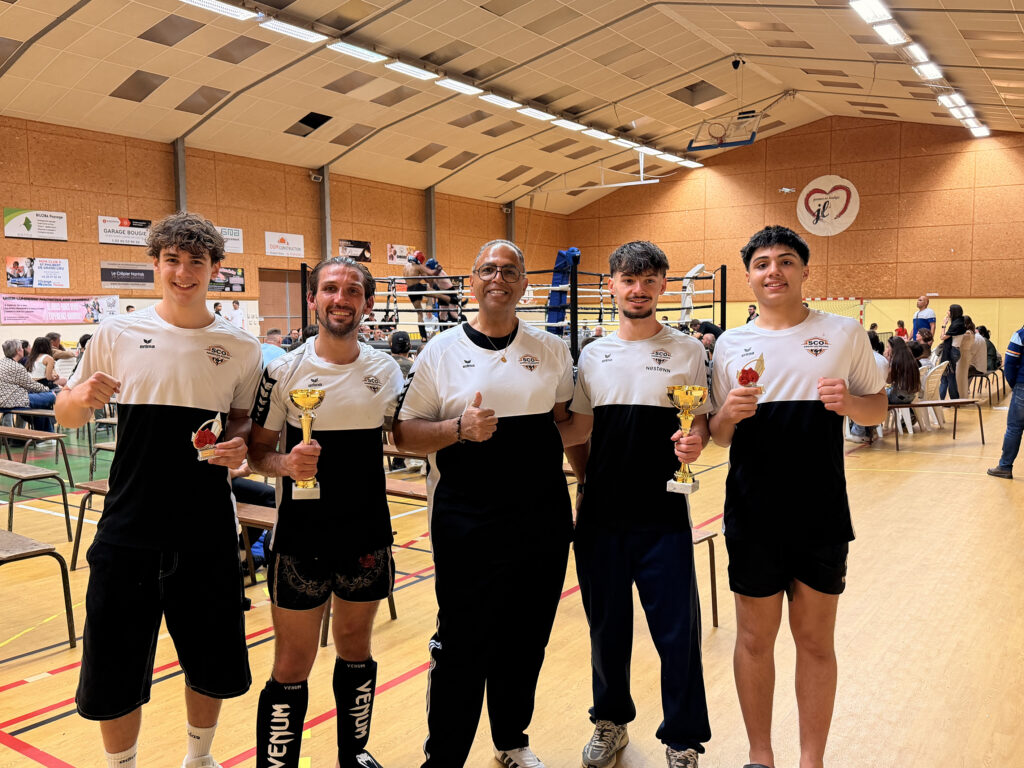 Le SCO American Boxing Club après une belle soirée de compétition conclue par 4 victoires sur 4 en kick-boxing.