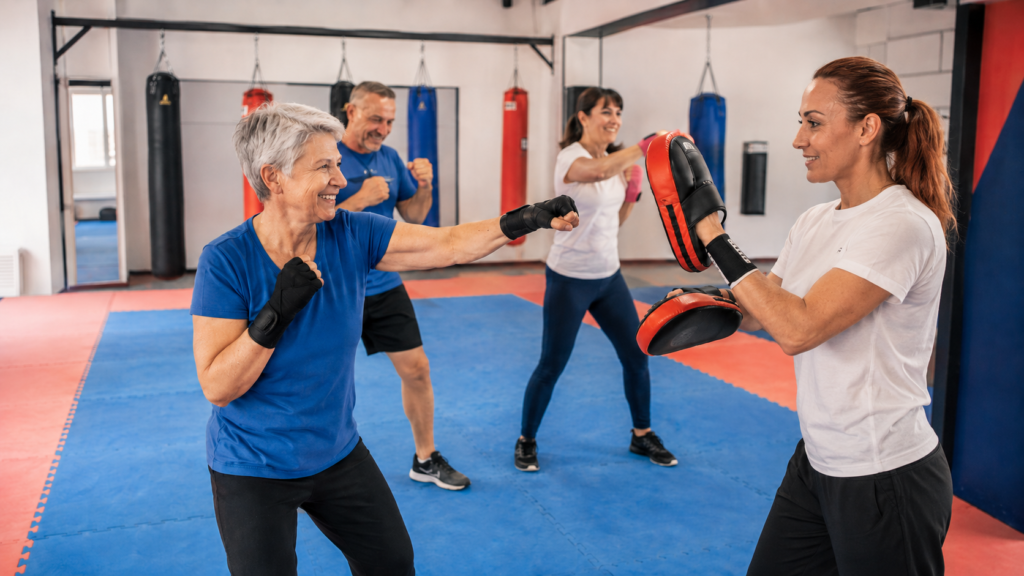 Cours de Boxe Santé & Adaptée à Angers avec une coach encadrant une séance accessible et progressive à l’American Boxing Club.